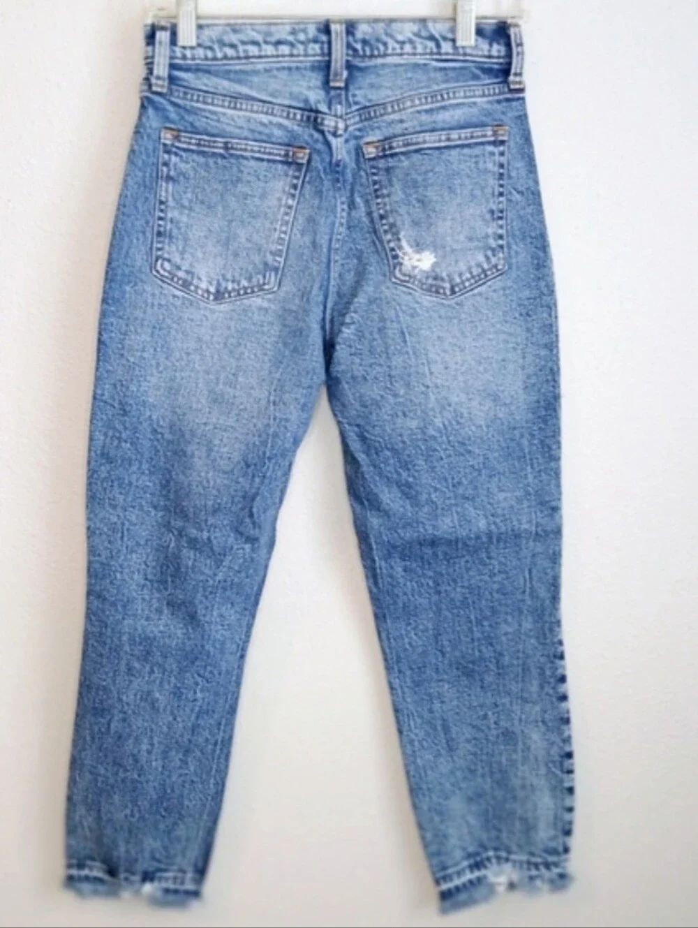 Abercrombe & Fitch High Rise Mom Jean Distressed  Size 4 Short